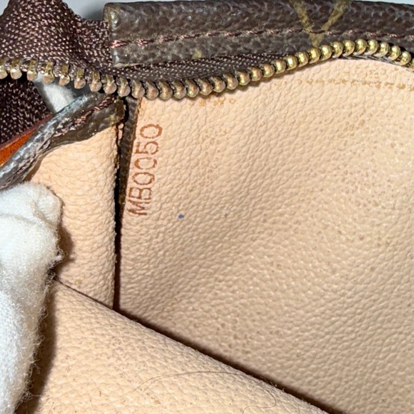Louis Vuitton Monogram Cosmetics Pouch - Picture 3 of 10
